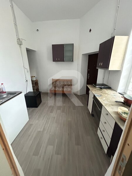 Nerva Traian apartament in vila 3 camere, curte 40mp